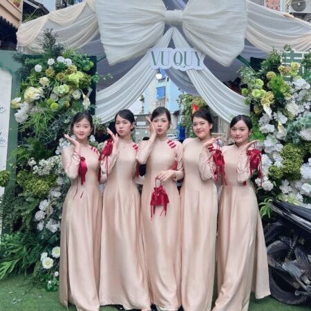 Áo Dài Vàng Kem 3 Nút Đỏ (Bưng Quả)