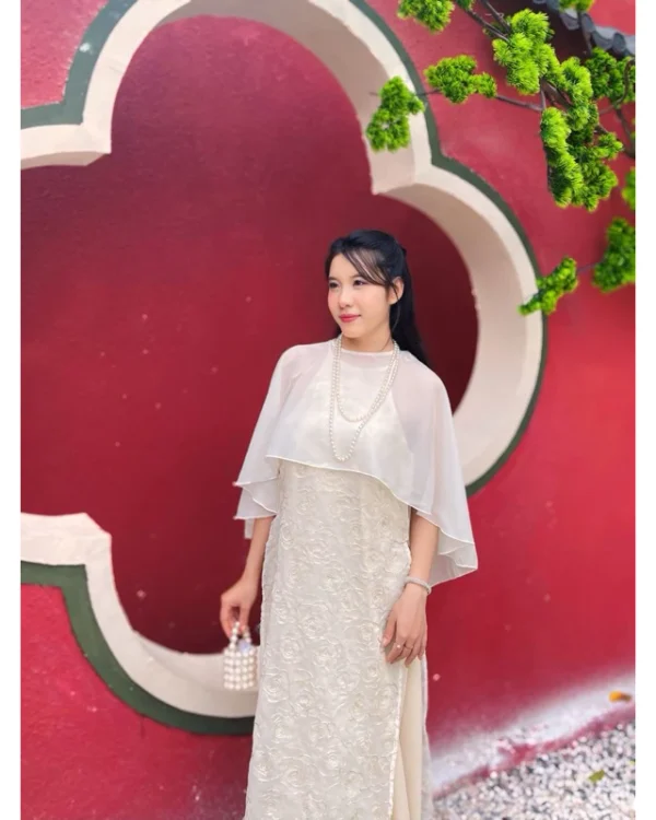 Cho Thuê Áo Dài Kem Cổ Yếm Thêu Hoa (Orimi)