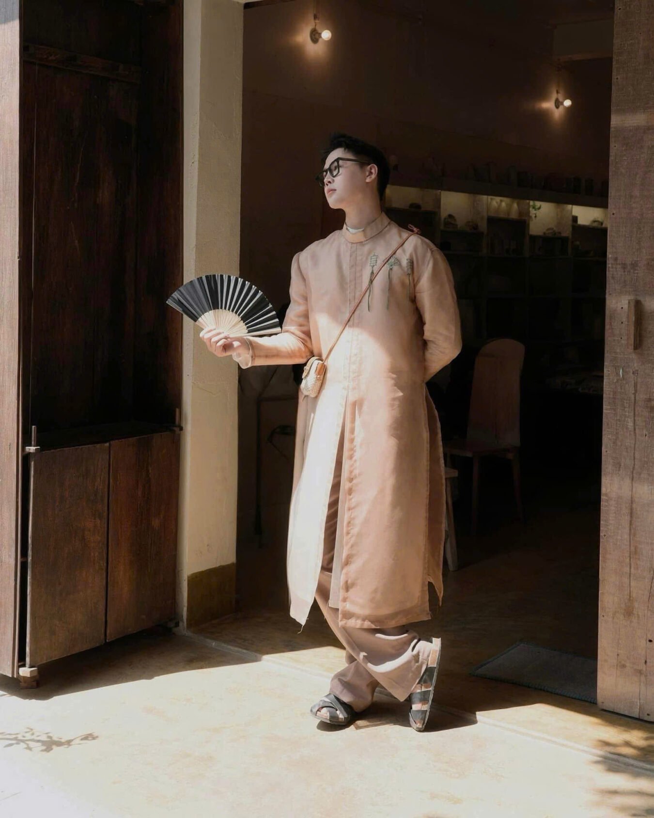 Cho Thuê Áo Dài Nam Vàng Nâu Magnus Voan 2 Lớp