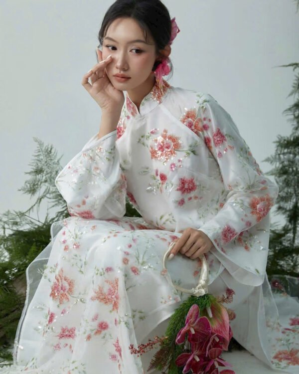 Cho Thuê Áo Dài Nữ Trắng Cổ Trụ Kim Sa Đính Hoa