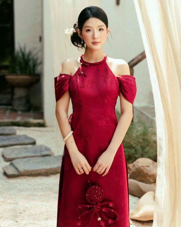 Cho Thuê Áo Dài Nữ Đỏ Cổ Yếm Thêu Hoa Zamy