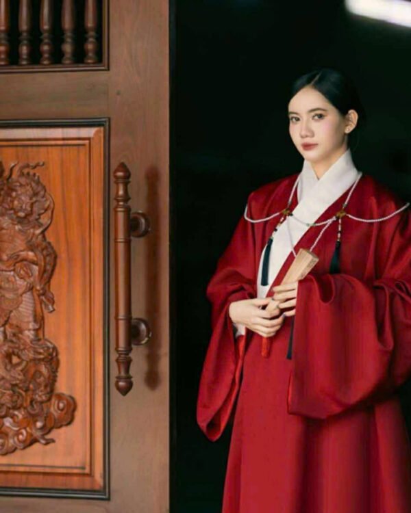 Cho Thuê Giao Lĩnh Đỏ Viền Trắng Váy Xanh