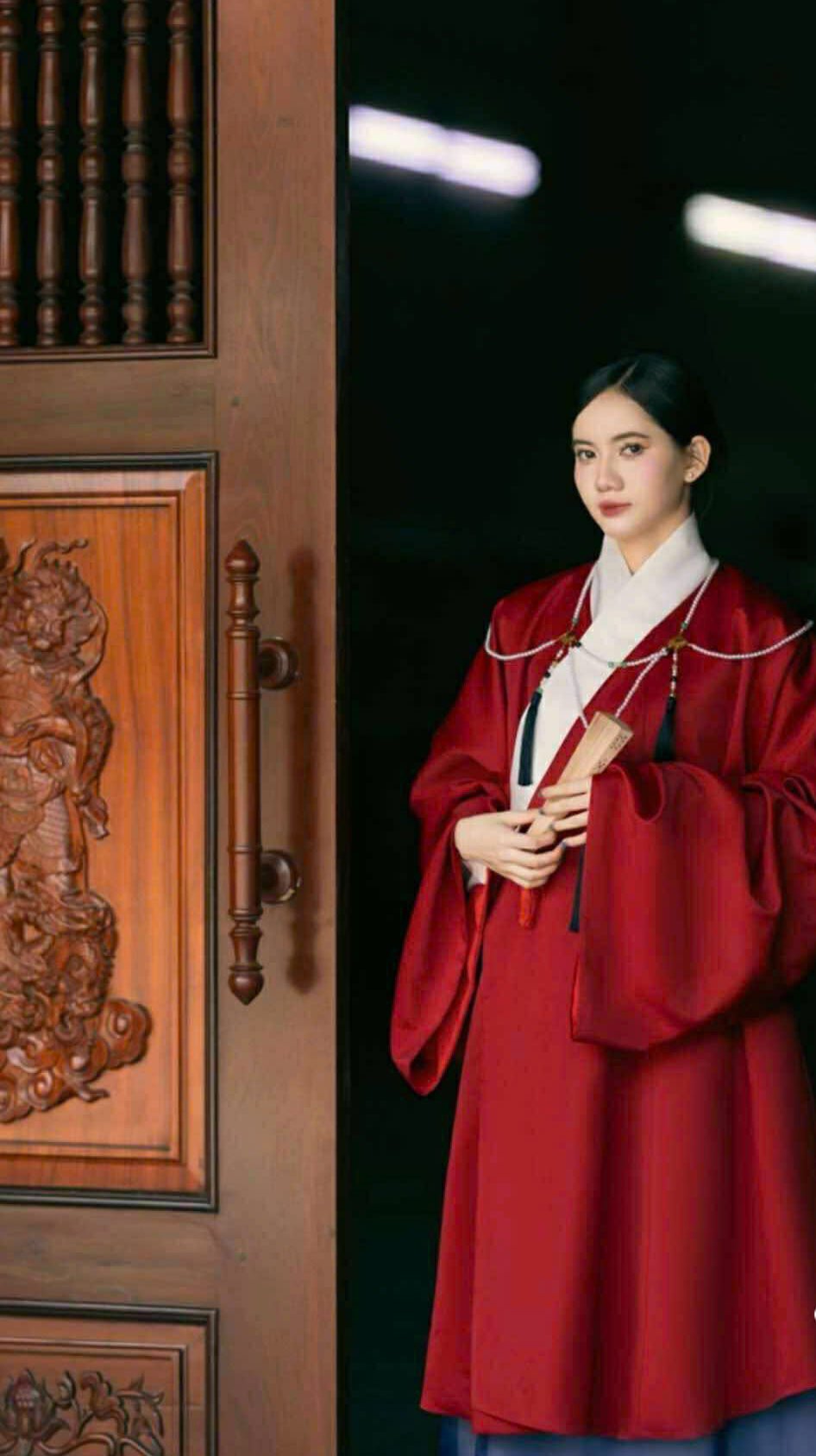 Cho Thuê Giao Lĩnh Đỏ Viền Trắng Váy Xanh