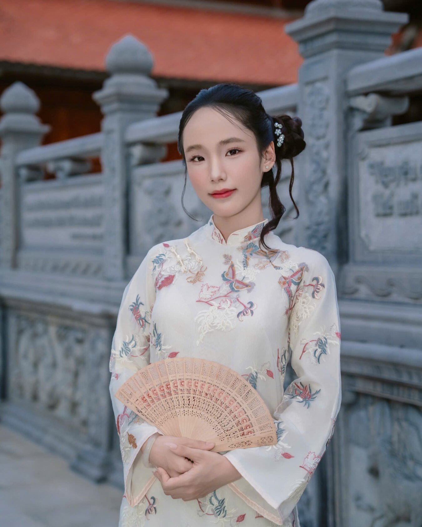 Cho Thuê Áo Dài Nữ Trắng Voan Tơ 4 Tà Thêu Sen