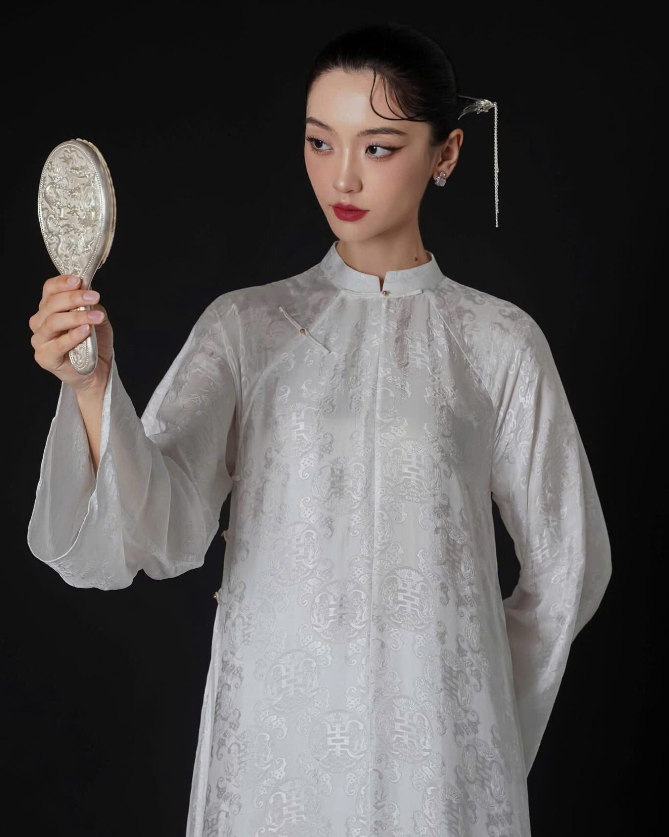 Cho Thuê Áo Dài Nữ Cổ Trụ Đồng Tiền Nút Ngọc Trai