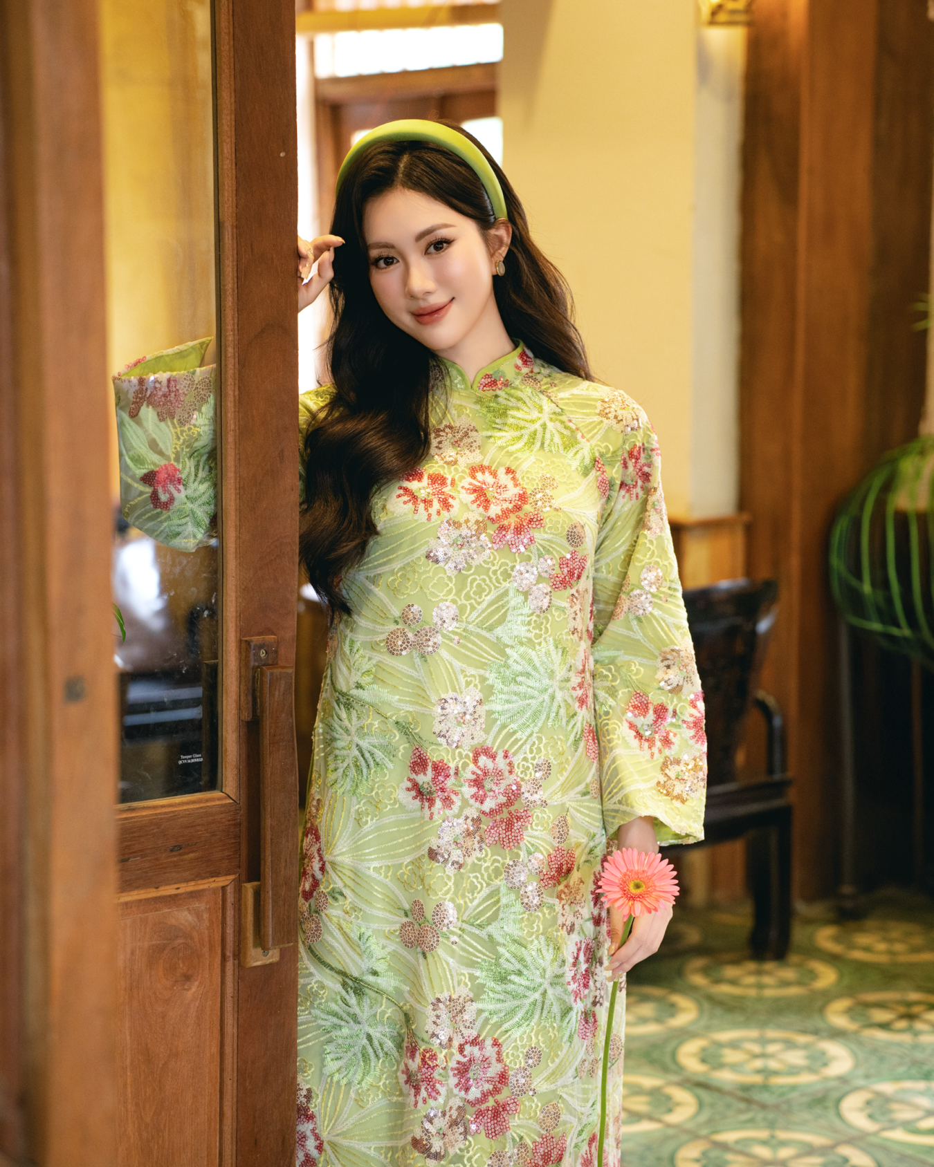 Cho Thuê Áo Dài Xanh Lá Cổ Trụ Kim Sa Đính Hoa