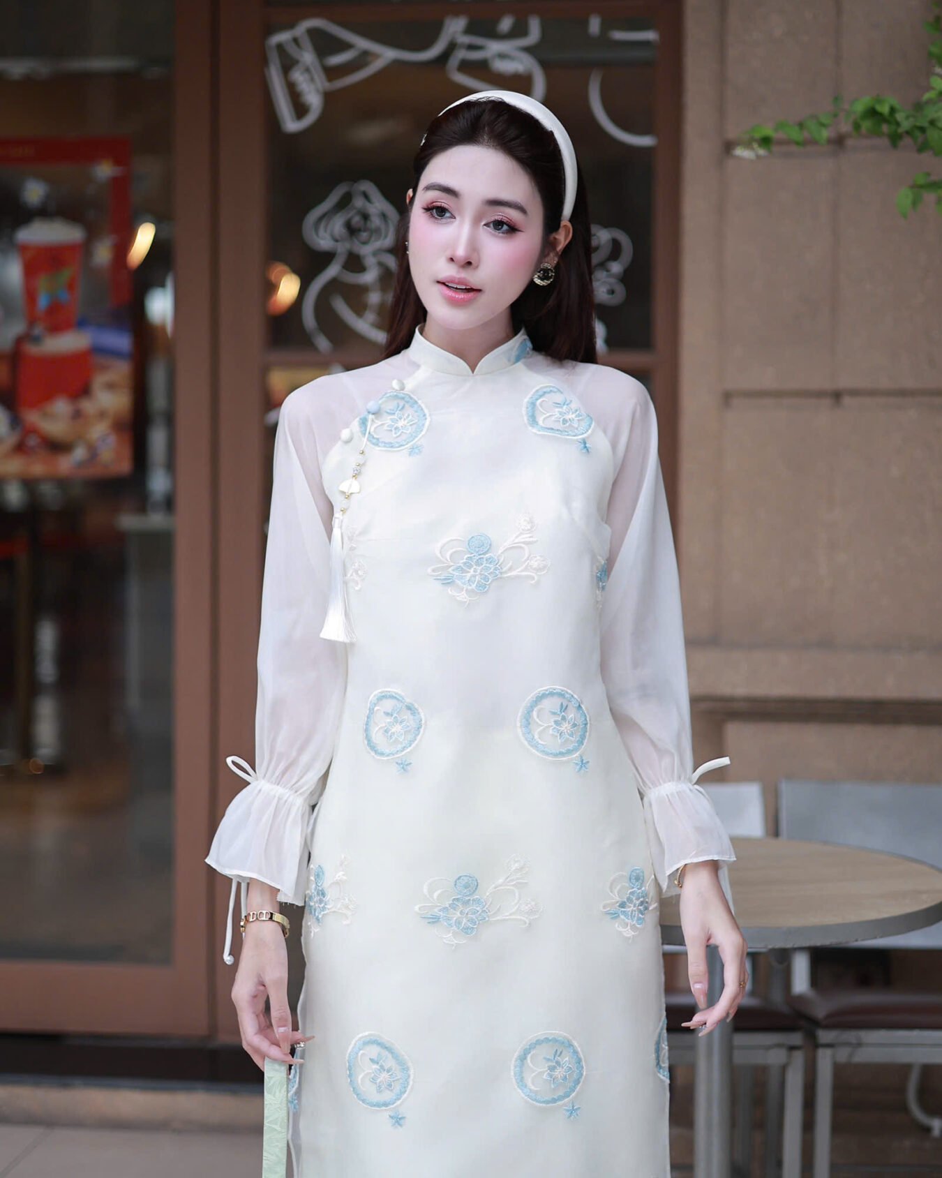 Cho Thuê Áo Dài Nữ Trắng Thêu Hoa Xanh Tay Bồng
