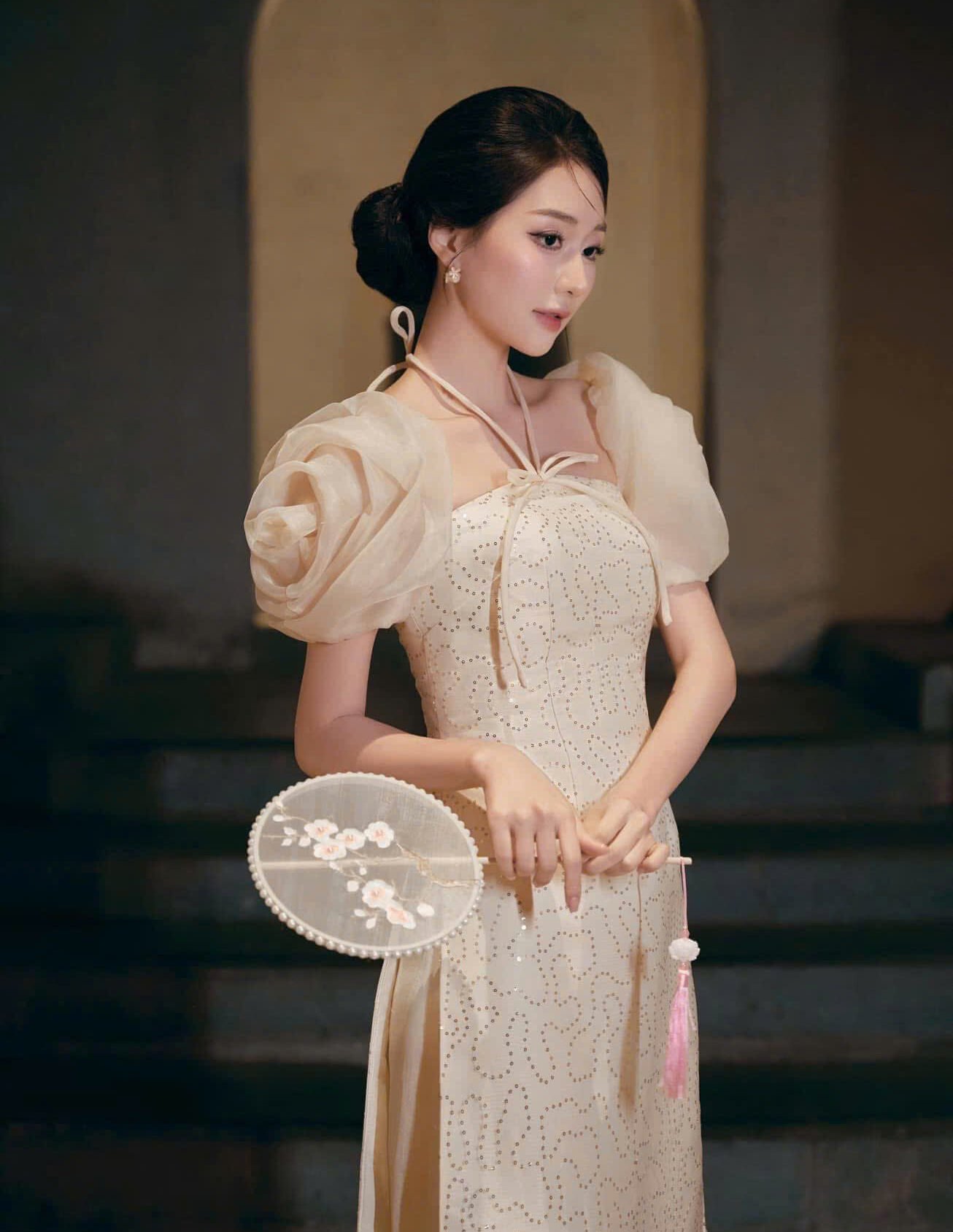 Cho Thuê Áo Dài Nữ Kim Sa Tố Như Vai Đính Hoa Hồng