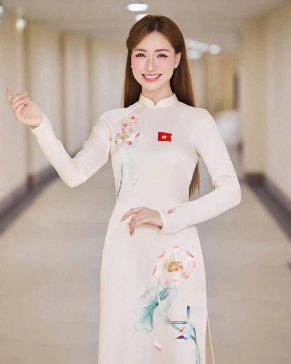 Thuê Áo Dài Nữ Trắng Cổ Trụ Thêu Sen