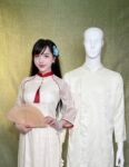 Cho Thuê Áo Dài Bưng Quả Nữ Kem Cổ trụ Viền Tua Rua Đỏ Đính Hoa Trắng