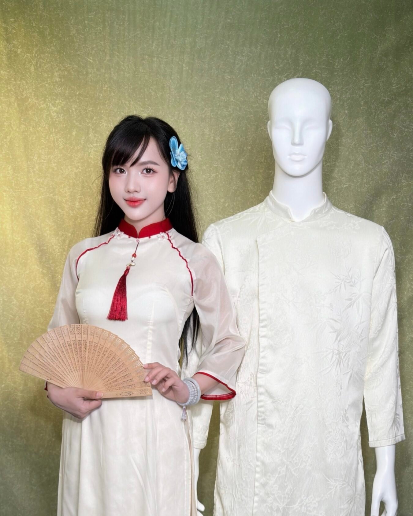 Cho Thuê Áo Dài Bưng Quả Nữ Kem Cổ trụ Viền Tua Rua Đỏ Đính Hoa Trắng