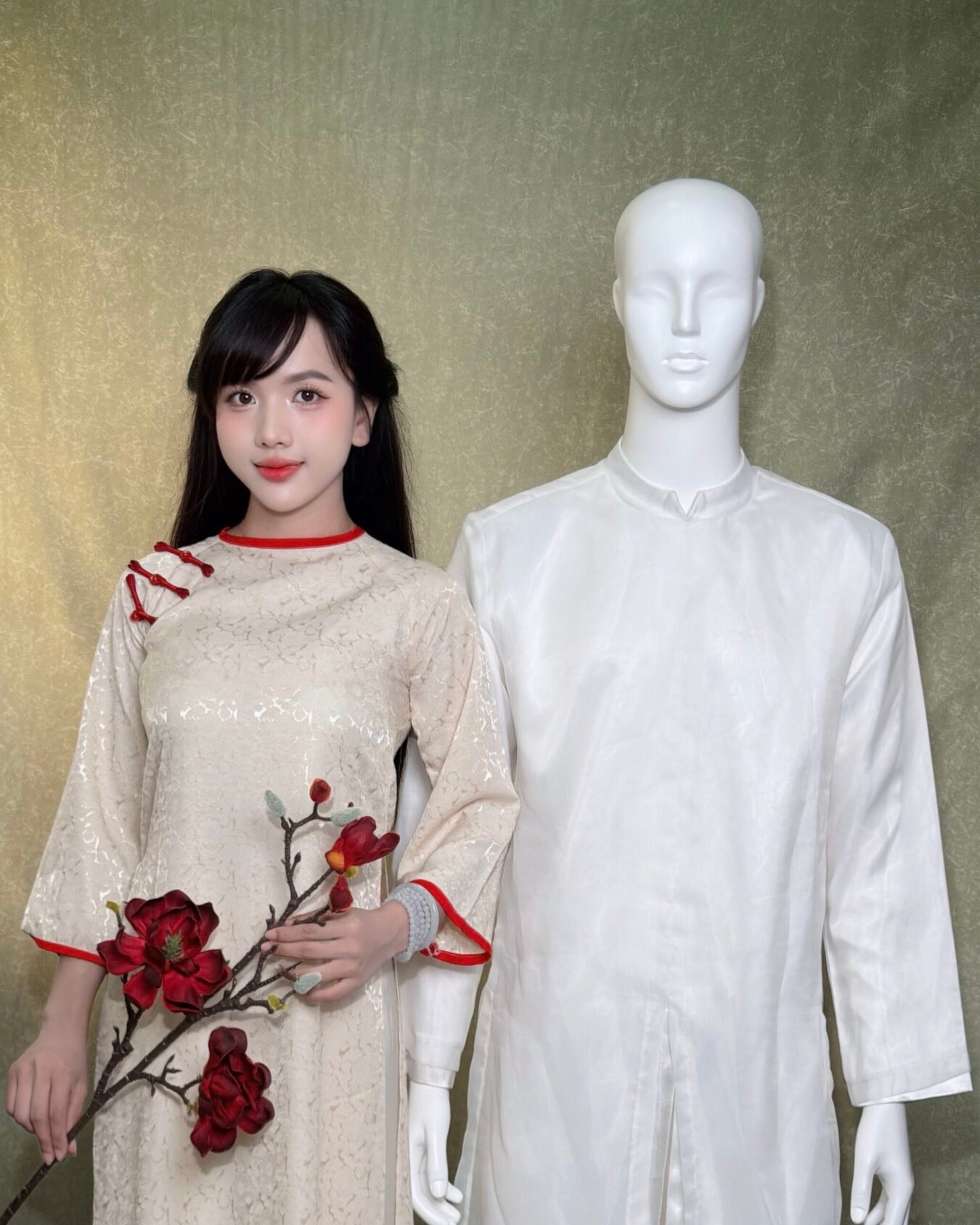 Cho Thuê Áo Dài Bưng Quả Nữ Kem Cổ Tròn Viền Cổ Đỏ 3 Nút Tàu