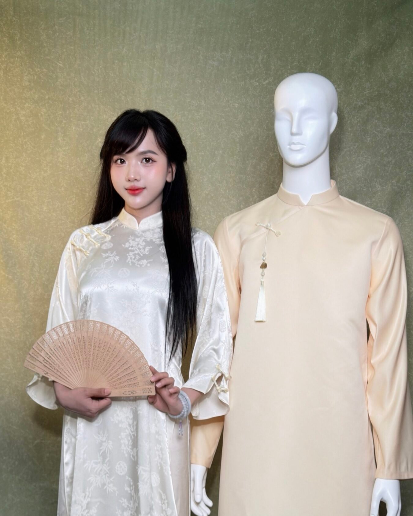Cho Thuê Áo Dài Bưng Quả Nữ Kem Cổ Trụ Tâm Giao 3 Nút Tàu