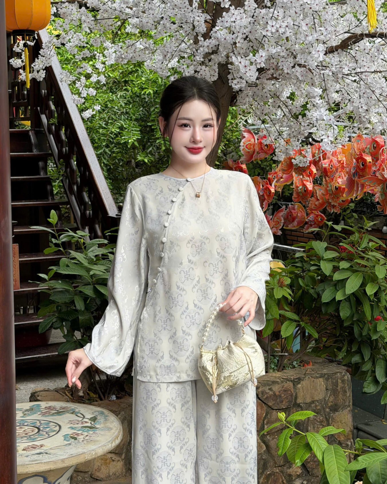 Cho Thuê Set Pháp Phục Gấm Trắng Đồng Tiền Nút Xéo