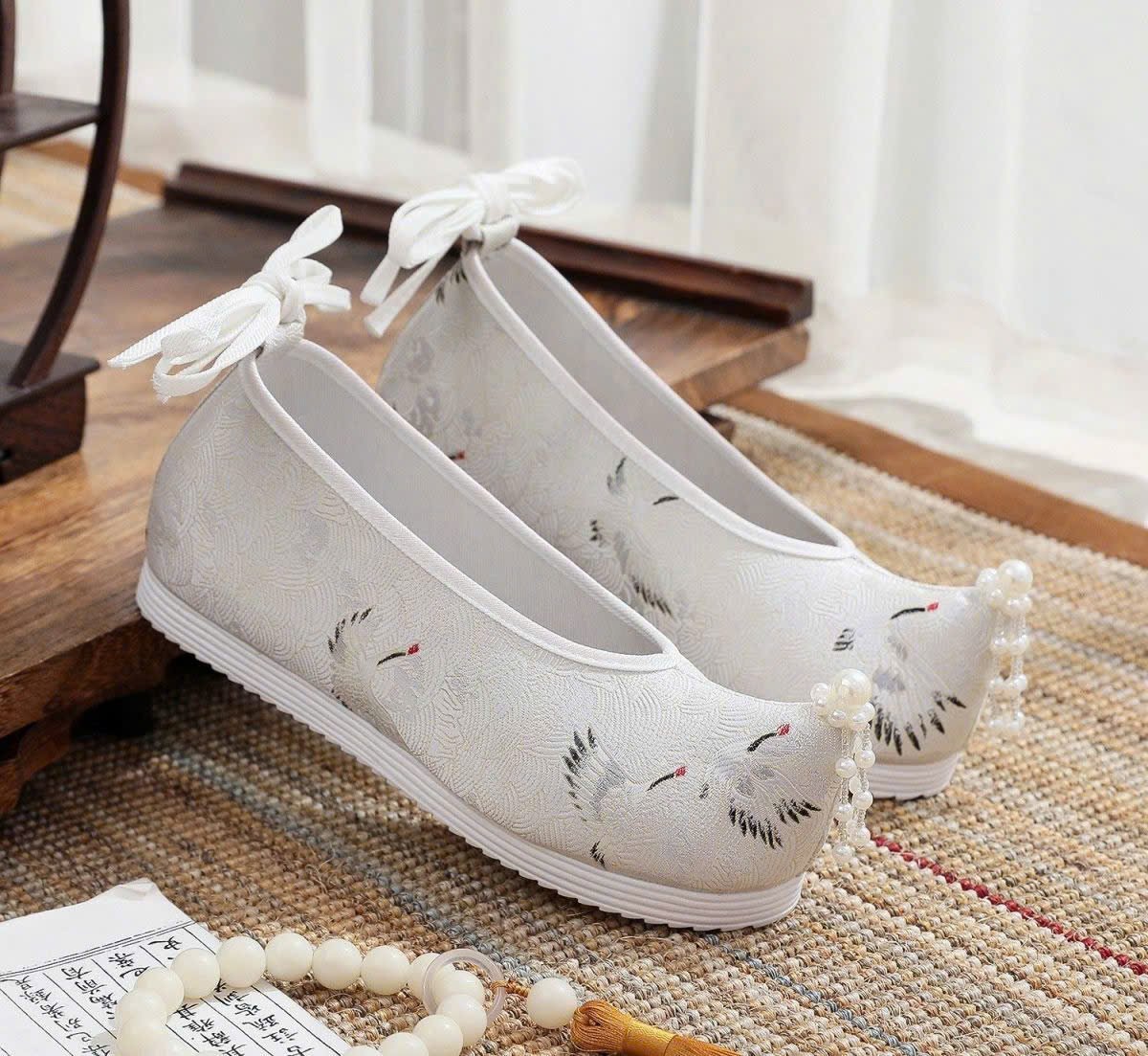 Cho Thuê Giày Hán Phục Kem Họa Tiết Sóng Đính Ngọc