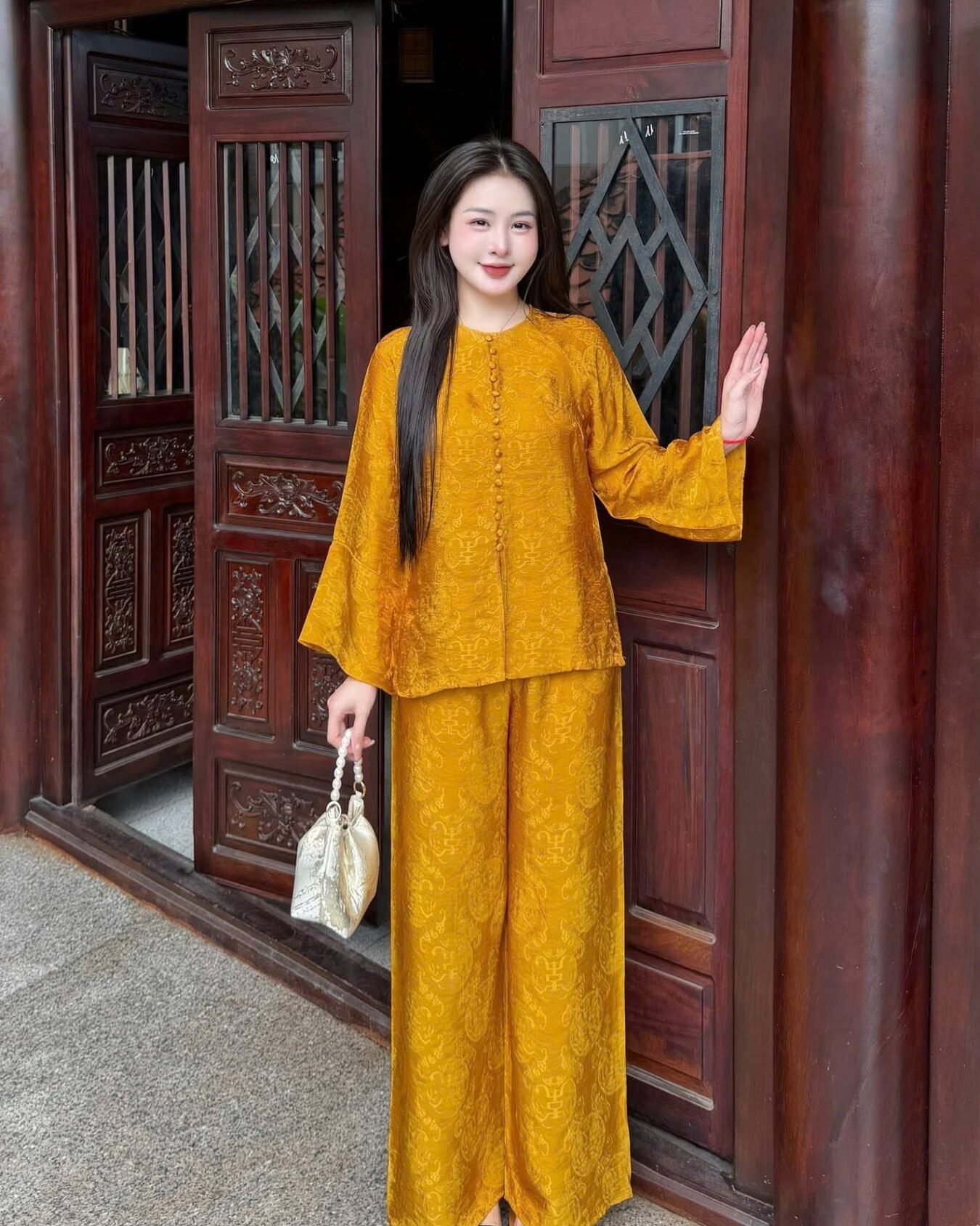 Cho Thuê Pháp Phục Nữ Vàng Đậm Đồng Tiền