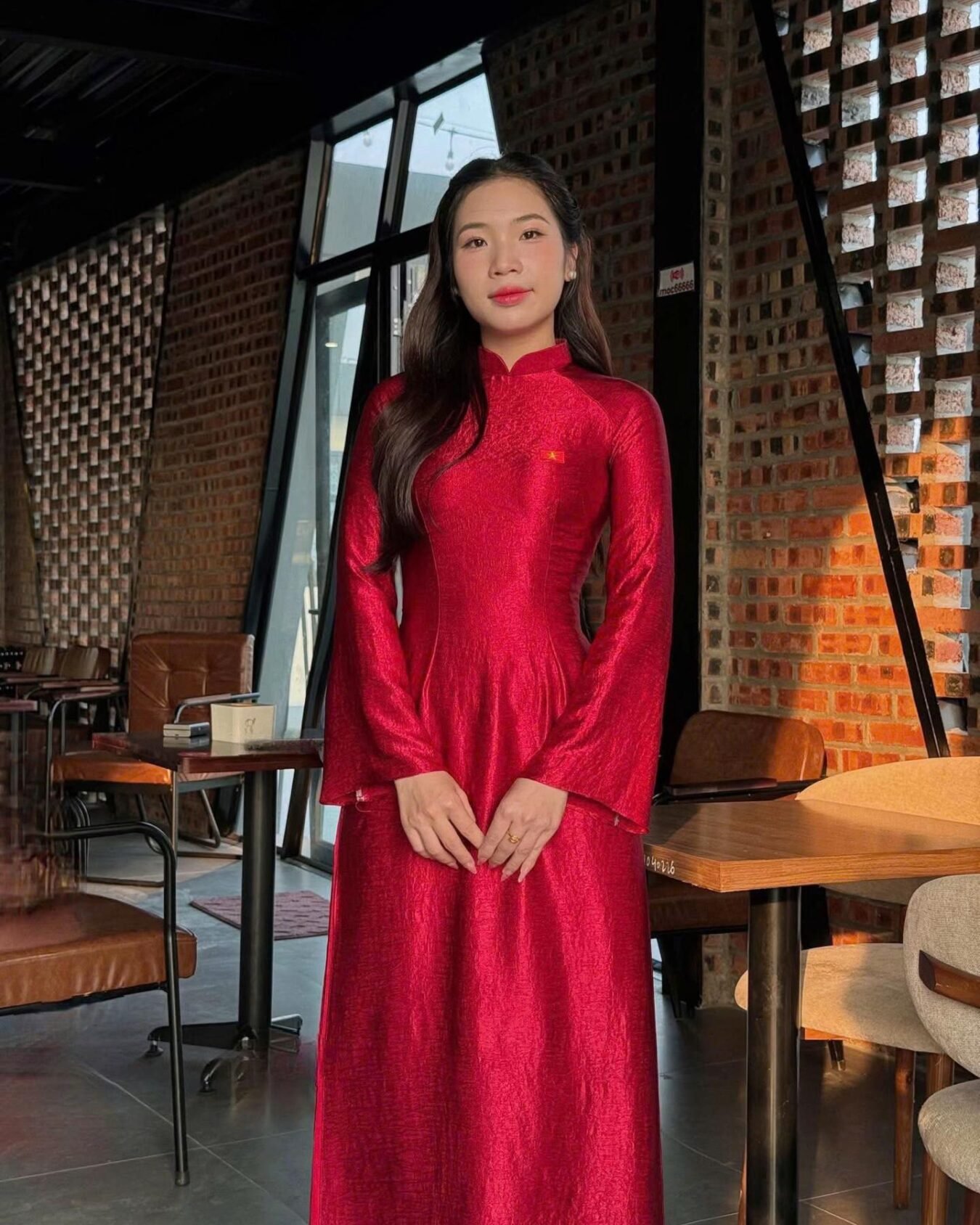 Cho Thuê Áo Dài Đỏ Cổ Trụ Tay Loe Thêu Lá Cờ