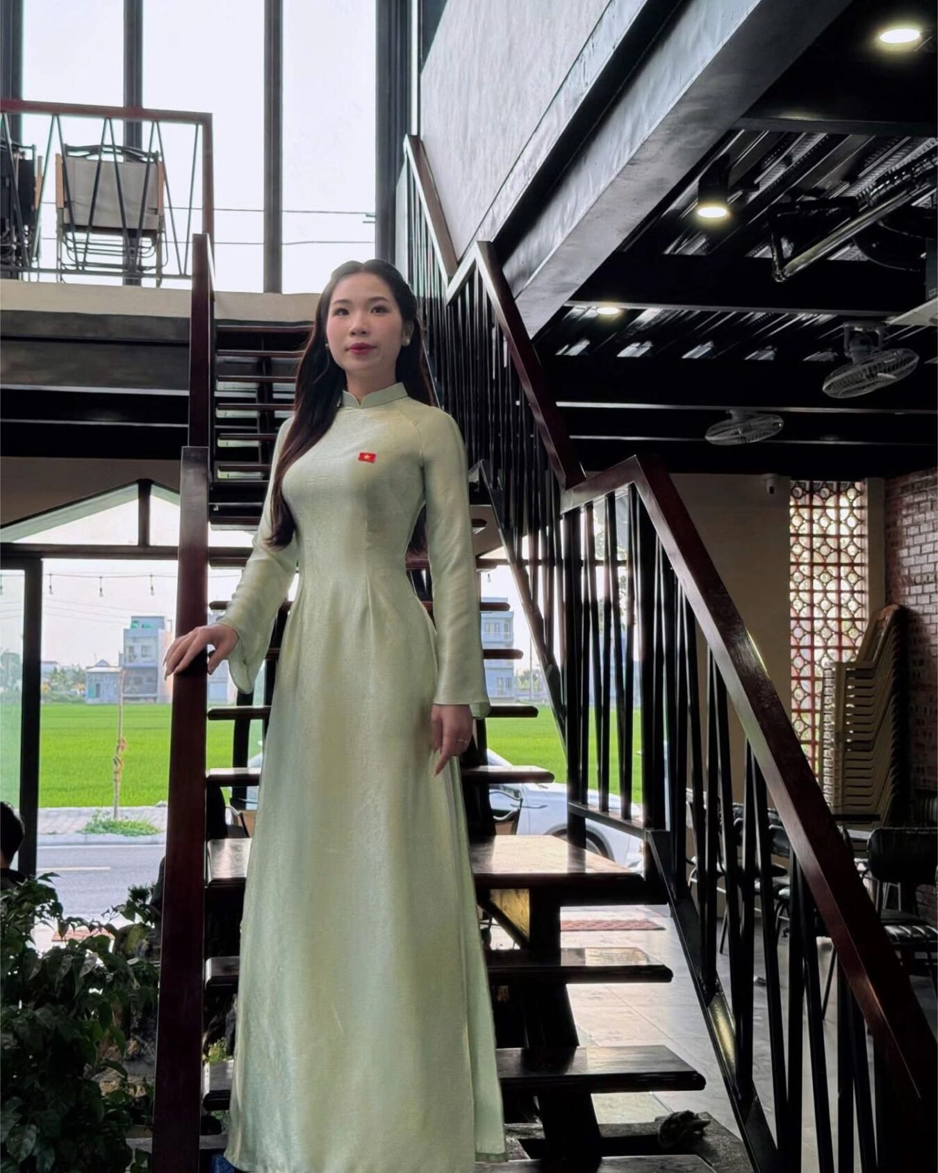 Cho Thuê Áo Dài Nữ Xanh Lá Cổ Trụ Tay Loe Thêu Lá Cờ
