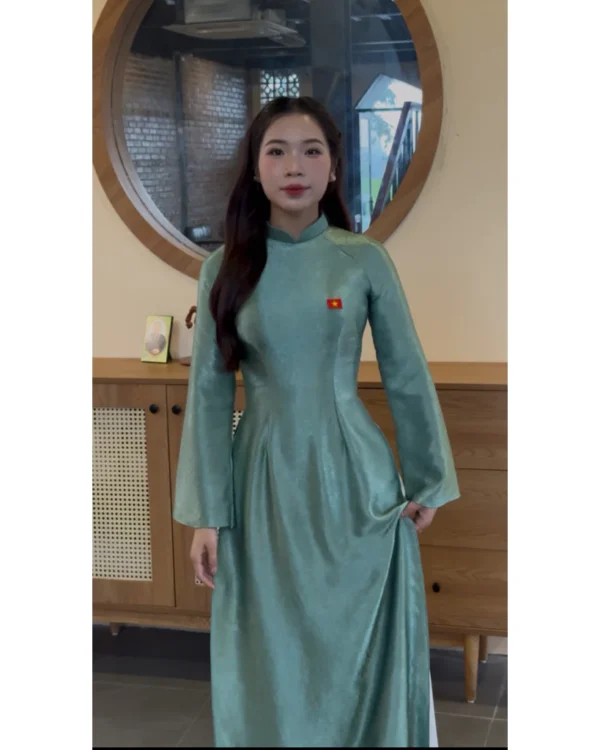 Cho Thuê Áo Dài Nữ Xanh Lá Đậm Cổ Trụ Tay Loe Thêu Lá Cờ