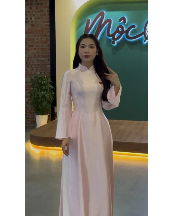 Cho Thuê Áo Dài Nữ Hồng Nhạt Cổ Trụ Tay Loe Thêu Lá Cờ