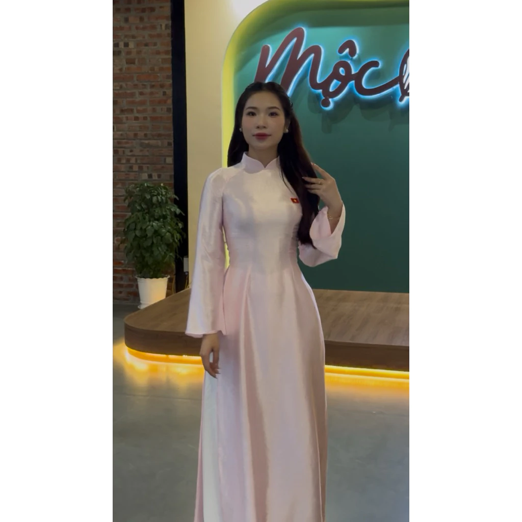 Cho Thuê Áo Dài Nữ Hồng Nhạt Cổ Trụ Tay Loe Thêu Lá Cờ