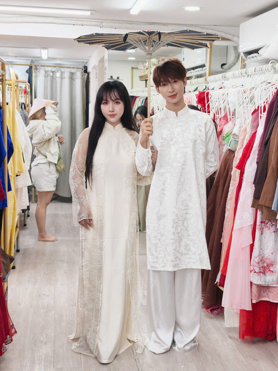 Cho Thuê Áo Dài Nữ Ren Trắng Cổ Trụ
