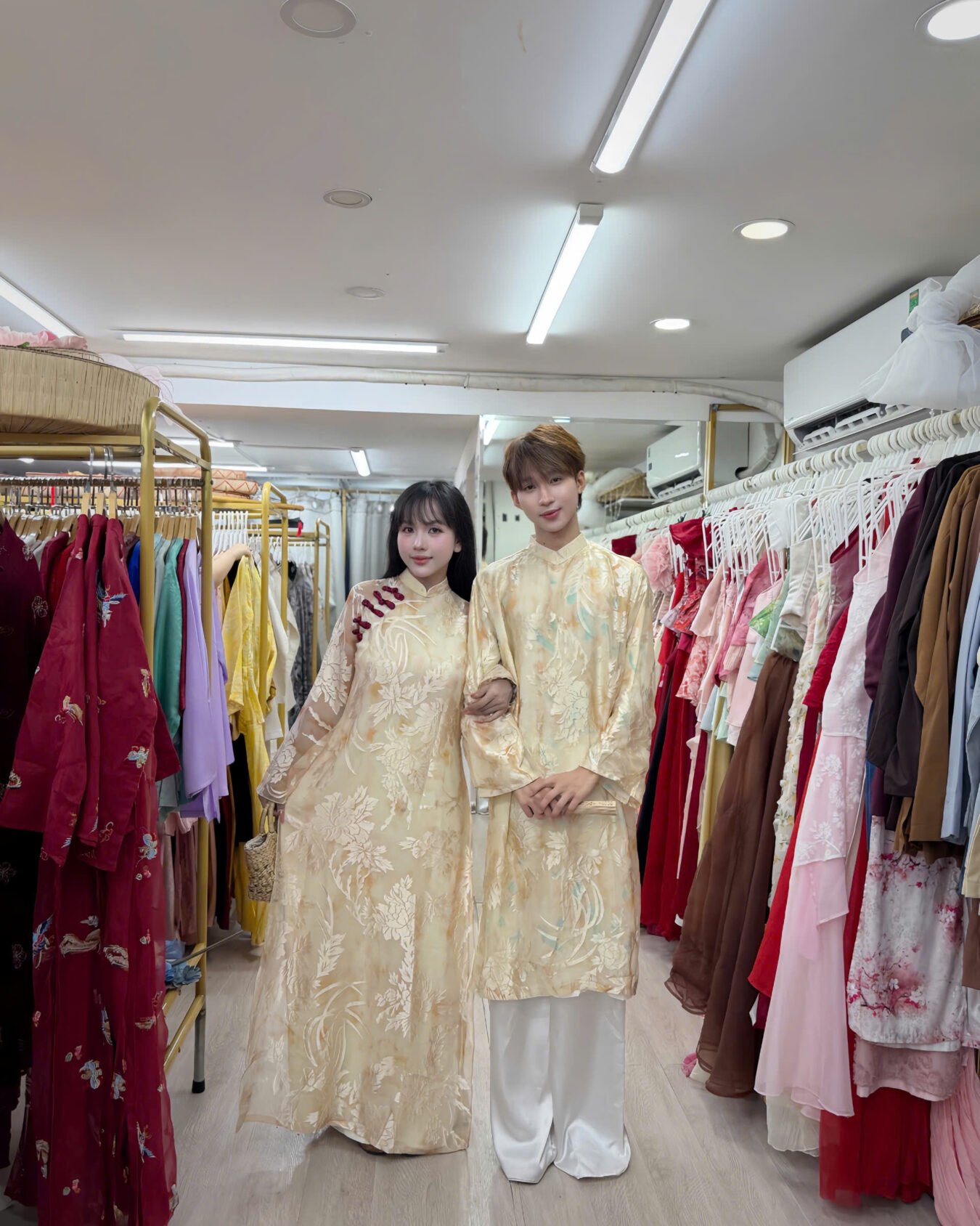 Cho Thuê Áo Dài Nam Vàng Voan 2 Lớp