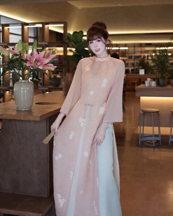 Cho Thuê Áo Dài Nữ Hồng Xẻ Tà Hoa Trắng