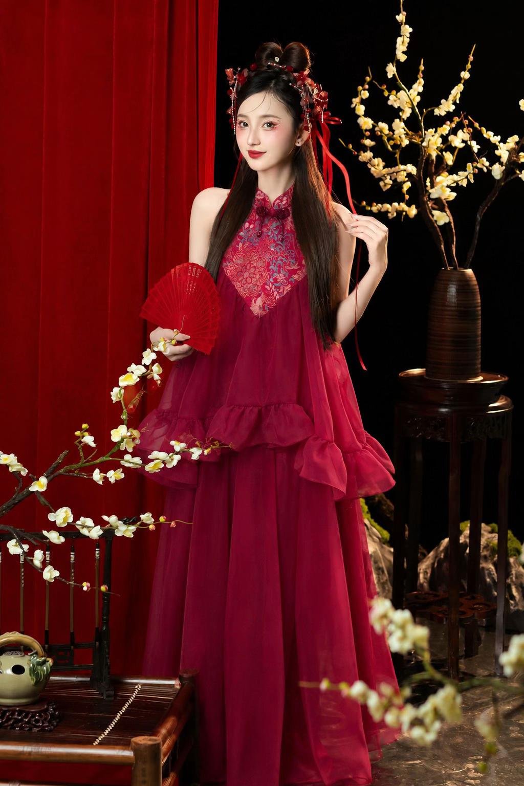 Yếm Đỏ Hoạ Tiết Hoa Phượng Cổ Đính Ngọc Trai