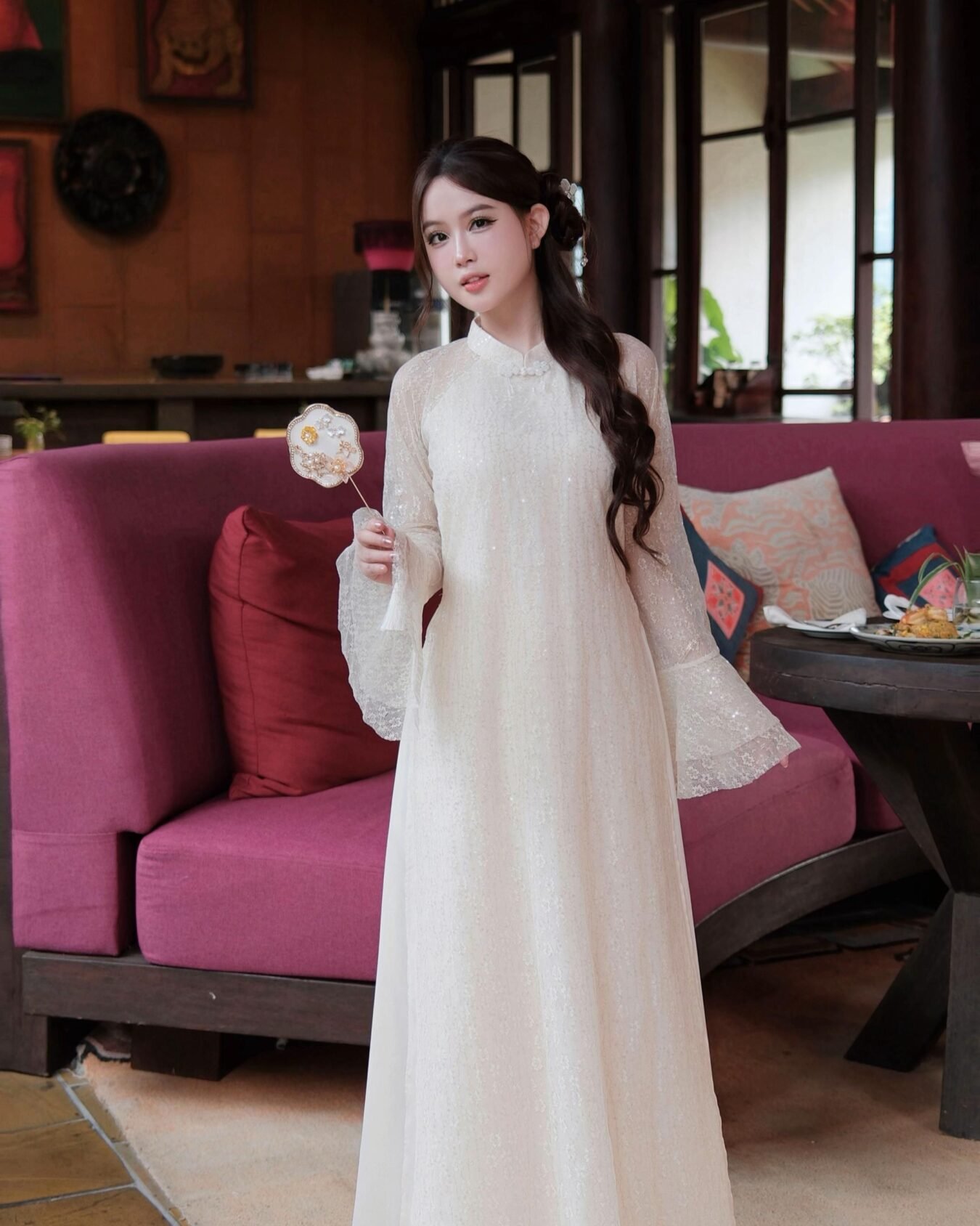 Cho Thuê Áo Dài Nữ Trắng Cổ Trụ Kim Sa Tay Loe