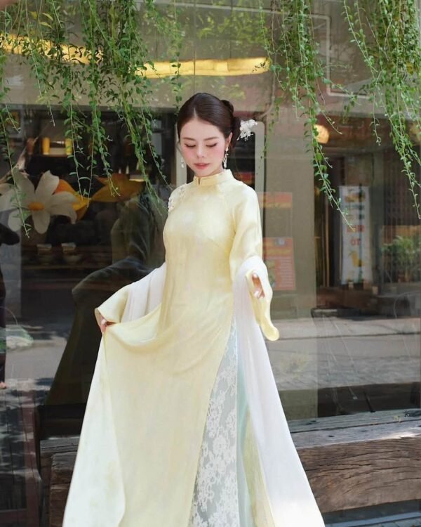 Cho Thuê Áo Dài Nữ Vàng Cổ Trụ Gấm Phối Ren
