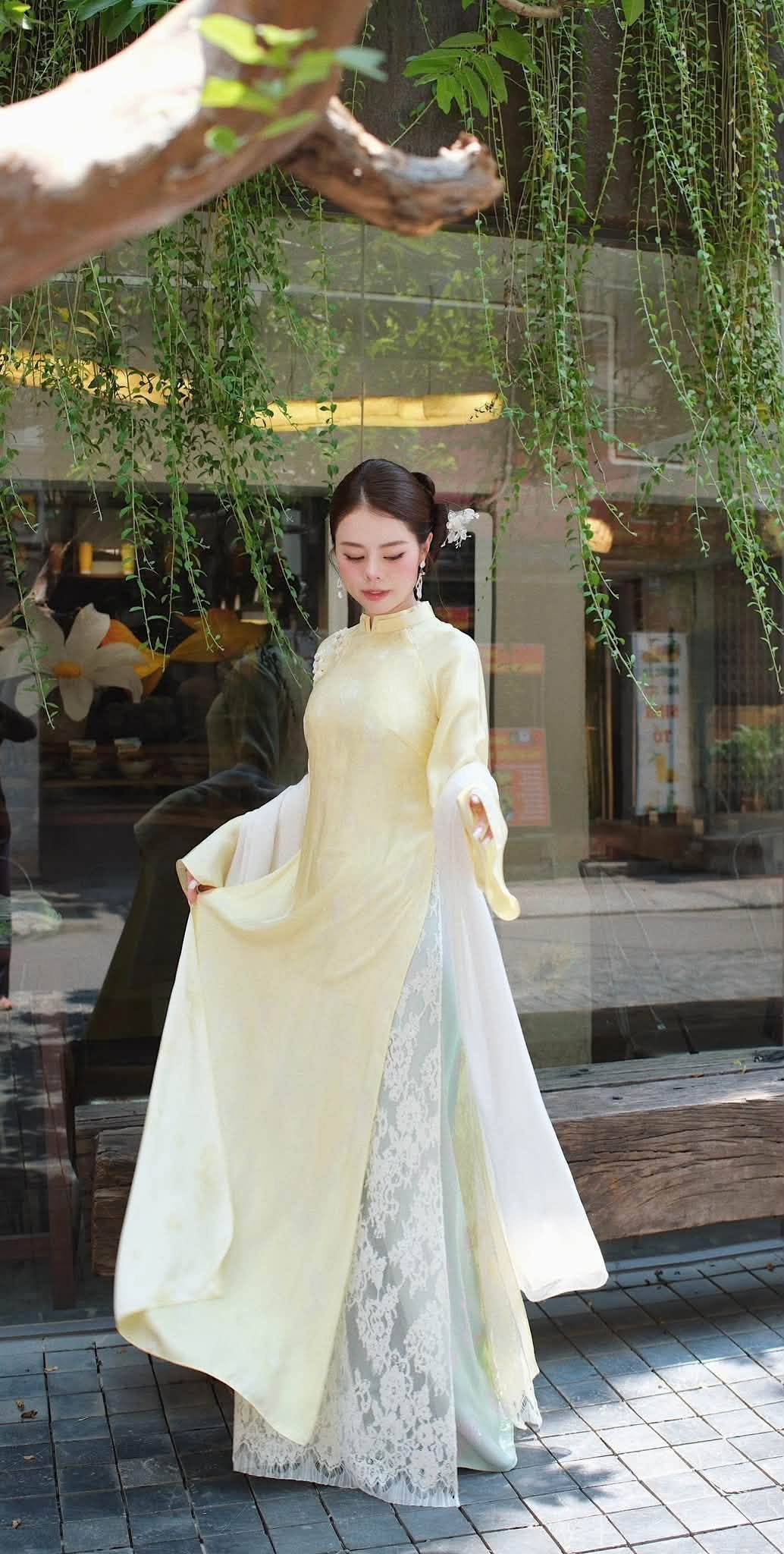 Cho Thuê Áo Dài Nữ Vàng Cổ Trụ Gấm Phối Ren