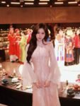 Cho Thuê Áo Dài Nữ Hồng Cổ Trụ Tay Loe Voan