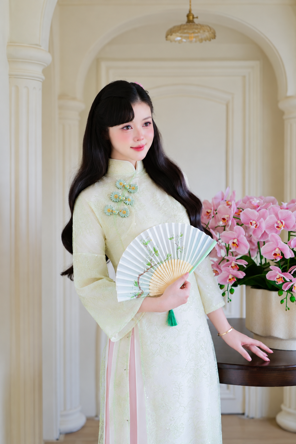 Thiếu Nữ Áo Dài Bên Lan Hồng