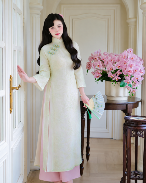 Cho Thuê Áo Dài Nữ Kem Cổ Trụ 6 Nút Hoa Xanh Lá